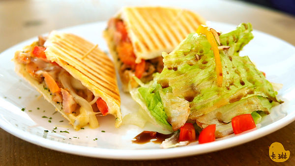 akuma caca 可可設計人文咖啡:【食記】《akuma caca 可可設計人文咖啡》白色幾何咖啡館