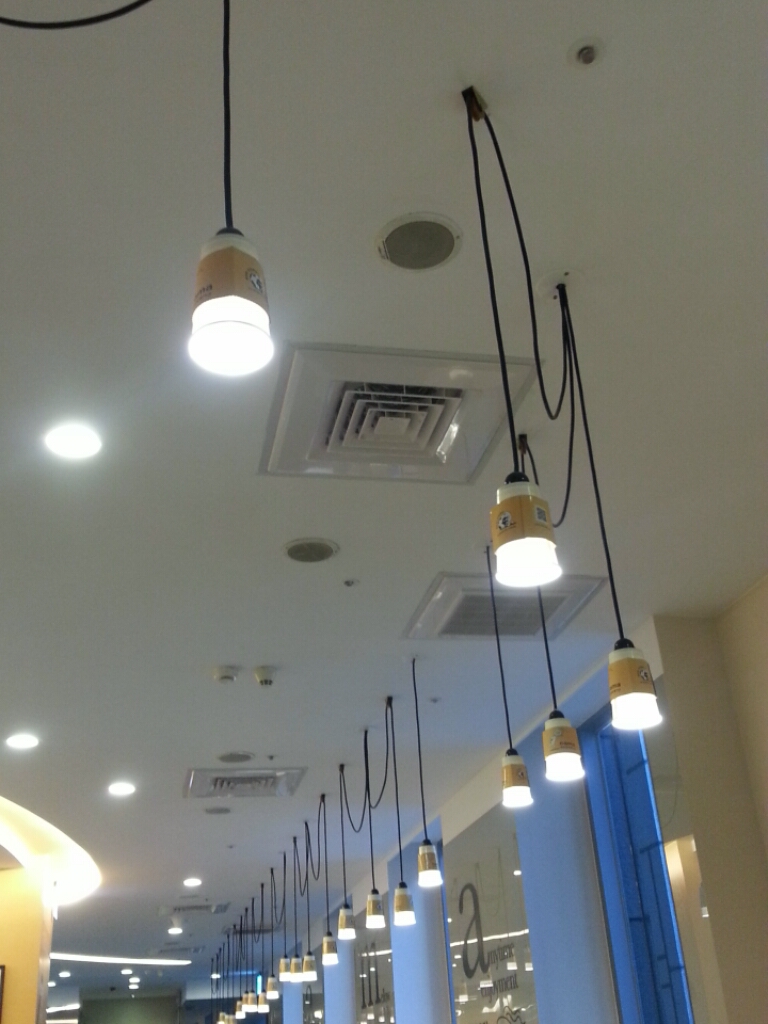 店內的燈罩是他們家的杯子喔