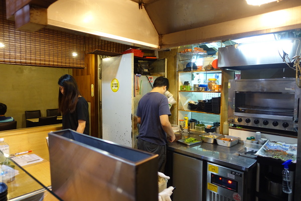 麻醉坊:(胖樺食記)捷運東門站必吃排隊美食「麻醉坊」,好吃的乾拌麵嗆辣十足,還有juicy串燒可啖