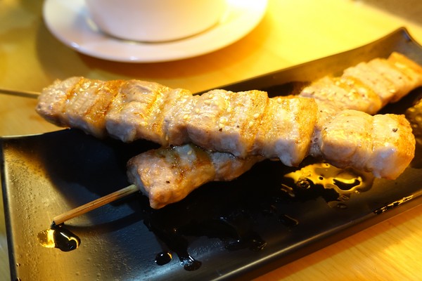 麻醉坊:(胖樺食記)捷運東門站必吃排隊美食「麻醉坊」,好吃的乾拌麵嗆辣十足,還有juicy串燒可啖