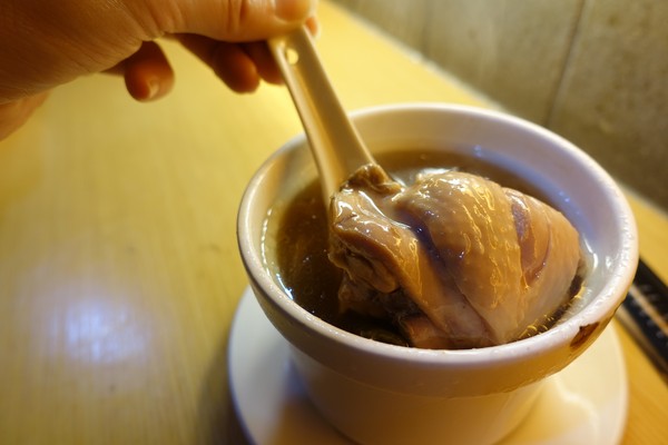 麻醉坊:(胖樺食記)捷運東門站必吃排隊美食「麻醉坊」,好吃的乾拌麵嗆辣十足,還有juicy串燒可啖