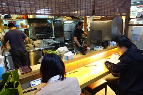 麻醉坊:(胖樺食記)捷運東門站必吃排隊美食「麻醉坊」,好吃的乾拌麵嗆辣十足,還有juicy串燒可啖