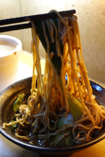 麻醉坊:(胖樺食記)捷運東門站必吃排隊美食「麻醉坊」,好吃的乾拌麵嗆辣十足,還有juicy串燒可啖