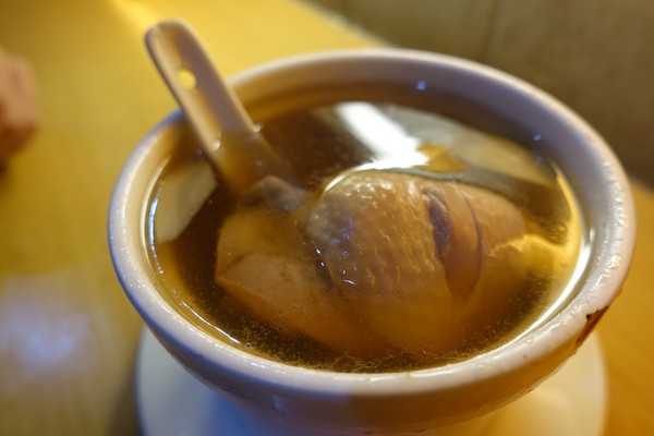 麻醉坊:(胖樺食記)捷運東門站必吃排隊美食「麻醉坊」,好吃的乾拌麵嗆辣十足,還有juicy串燒可啖