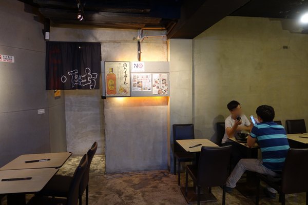 麻醉坊:(胖樺食記)捷運東門站必吃排隊美食「麻醉坊」,好吃的乾拌麵嗆辣十足,還有juicy串燒可啖