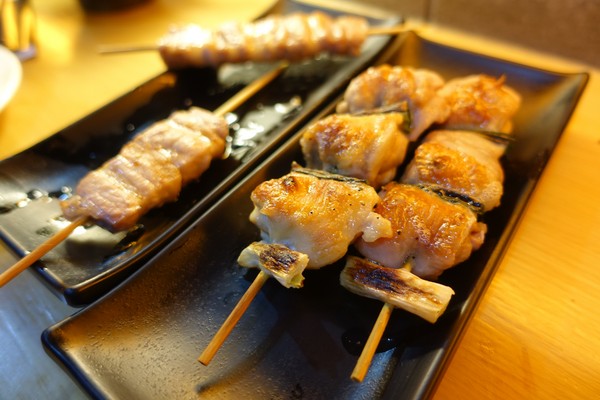 麻醉坊:(胖樺食記)捷運東門站必吃排隊美食「麻醉坊」,好吃的乾拌麵嗆辣十足,還有juicy串燒可啖