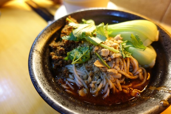 麻醉坊:(胖樺食記)捷運東門站必吃排隊美食「麻醉坊」,好吃的乾拌麵嗆辣十足,還有juicy串燒可啖