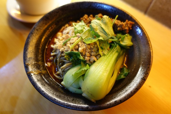 麻醉坊:(胖樺食記)捷運東門站必吃排隊美食「麻醉坊」,好吃的乾拌麵嗆辣十足,還有juicy串燒可啖