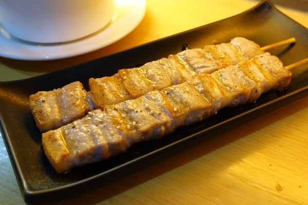 麻醉坊:(胖樺食記)捷運東門站必吃排隊美食「麻醉坊」,好吃的乾拌麵嗆辣十足,還有juicy串燒可啖