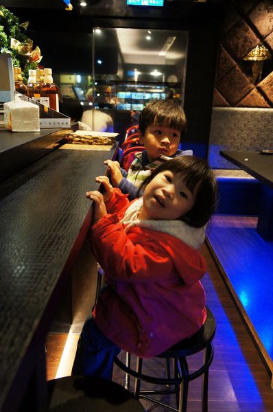 台北美食推薦-信義區夜店酒吧風的日式燒烤店[ 炙酒宅 ]