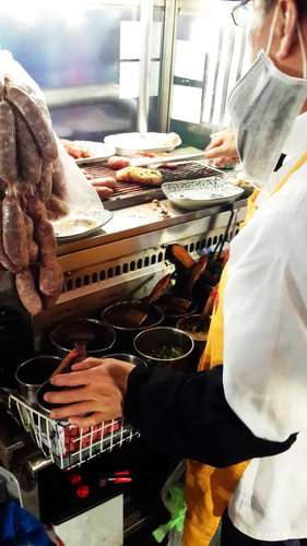 紅花香腸：【羽諾食記】通化夜市~紅花大香腸