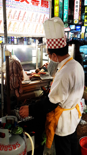 紅花香腸：【羽諾食記】通化夜市~紅花大香腸