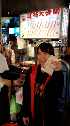 紅花香腸：【羽諾食記】通化夜市~紅花大香腸