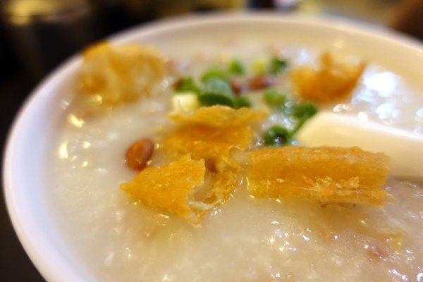 老友記粥麵館：(胖樺食記)台北東區推薦港式餐廳「老友記粥麵飯館」/好吃的粥品跟燒臘/捷運忠孝復興站/市民大道美食/SOGO復興館/免服務費/老店