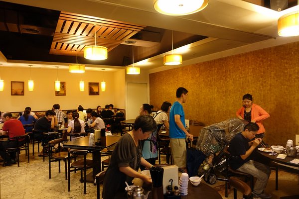 老友記粥麵館：(胖樺食記)台北東區推薦港式餐廳「老友記粥麵飯館」/好吃的粥品跟燒臘/捷運忠孝復興站/市民大道美食/SOGO復興館/免服務費/老店