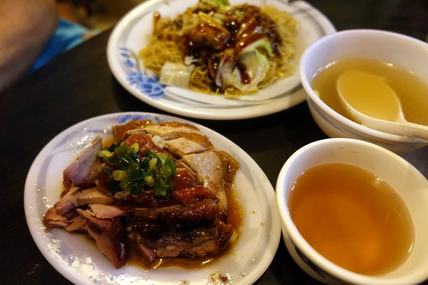 老友記粥麵館：(胖樺食記)台北東區推薦港式餐廳「老友記粥麵飯館」/好吃的粥品跟燒臘/捷運忠孝復興站/市民大道美食/SOGO復興館/免服務費/老店