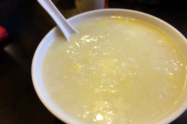 老友記粥麵館：(胖樺食記)台北東區推薦港式餐廳「老友記粥麵飯館」/好吃的粥品跟燒臘/捷運忠孝復興站/市民大道美食/SOGO復興館/免服務費/老店