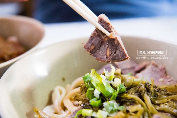 大陸麵店:【陽明山美食 | 大陸麵店】來文化吃碗具歷史的強蒜味牛肉乾拌麵吧!!