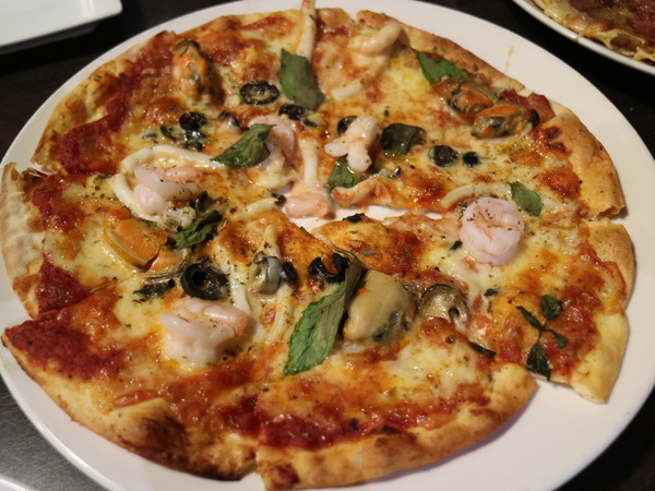 Alleycat's Stone-Oven-Baked Pizza 手工窯烤披薩(天母店Tien Mu)：【台北美食】聚餐看運動比賽好地方，Alleycat's Stone-Oven-Baked Pizza 手工窯烤披薩 / 天母店Tien Mu@芝山捷運站