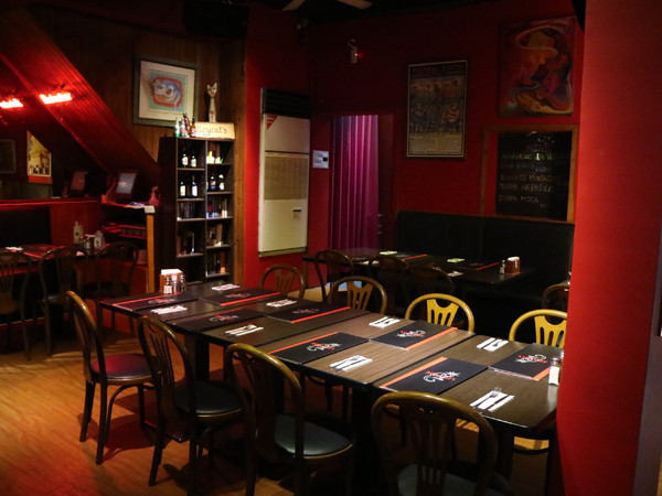 Alleycat's Stone-Oven-Baked Pizza 手工窯烤披薩(天母店Tien Mu)：【台北美食】聚餐看運動比賽好地方，Alleycat's Stone-Oven-Baked Pizza 手工窯烤披薩 / 天母店Tien Mu@芝山捷運站