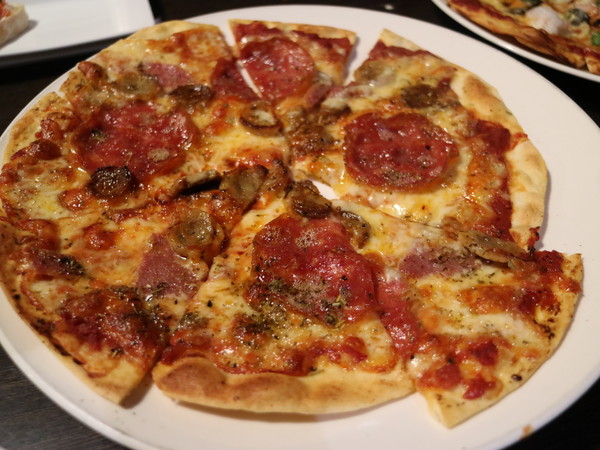 Alleycat's Stone-Oven-Baked Pizza 手工窯烤披薩(天母店Tien Mu)：【台北美食】聚餐看運動比賽好地方，Alleycat's Stone-Oven-Baked Pizza 手工窯烤披薩 / 天母店Tien Mu@芝山捷運站