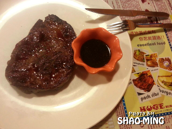 HUGE BURGER:(士林夜市)平價美式漢堡『HUGE BURGER 』超美味美式料理