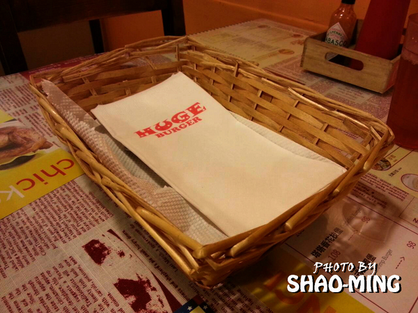 HUGE BURGER:(士林夜市)平價美式漢堡『HUGE BURGER 』超美味美式料理