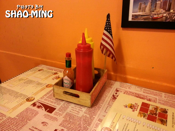 HUGE BURGER:(士林夜市)平價美式漢堡『HUGE BURGER 』超美味美式料理