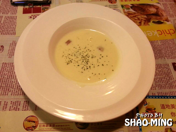 HUGE BURGER:(士林夜市)平價美式漢堡『HUGE BURGER 』超美味美式料理