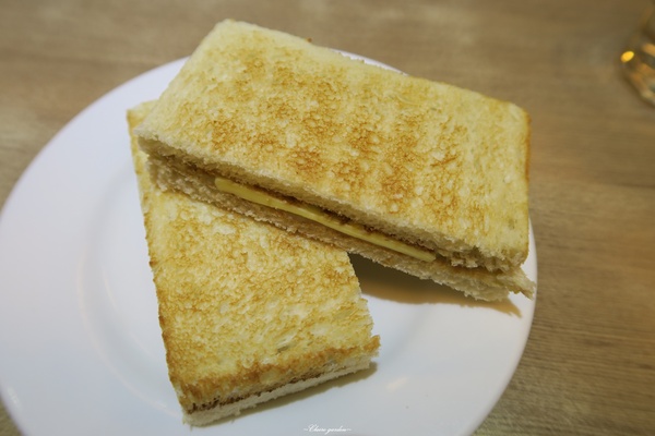 White Coffee 天母店：台北 天母 White Coffee~超美味新馬料理-海鮮炒麵、印度拋餅、牛油麵包