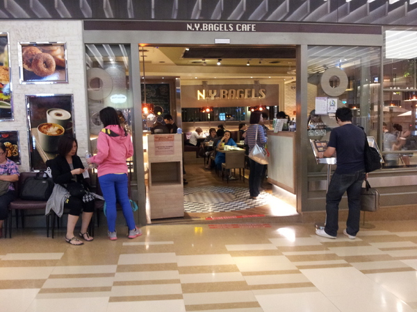 N.Y. Bagels Café(京站店)：【台北京站店】N.Y. Bagels Café　超誘人的班尼迪克蛋