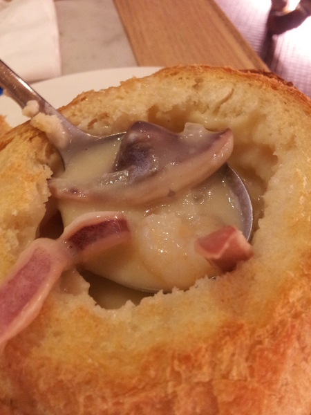 N.Y. Bagels Café(京站店)：【台北京站店】N.Y. Bagels Café　超誘人的班尼迪克蛋