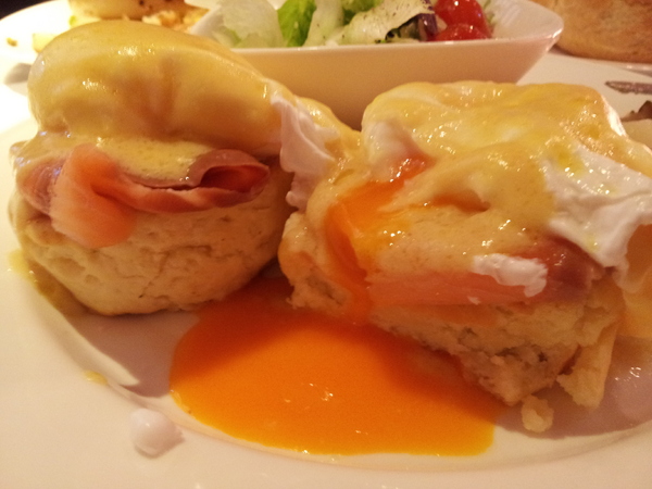 N.Y. Bagels Café(京站店)：【台北京站店】N.Y. Bagels Café　超誘人的班尼迪克蛋