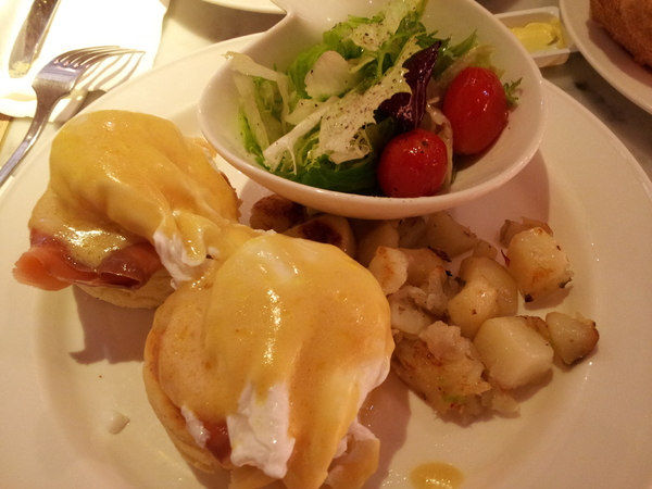 N.Y. Bagels Café(京站店)：【台北京站店】N.Y. Bagels Café　超誘人的班尼迪克蛋