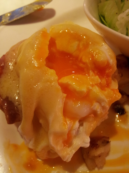 N.Y. Bagels Café(京站店)：【台北京站店】N.Y. Bagels Café　超誘人的班尼迪克蛋