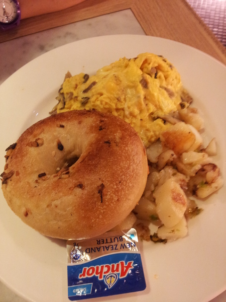 N.Y. Bagels Café(京站店)：【台北京站店】N.Y. Bagels Café　超誘人的班尼迪克蛋