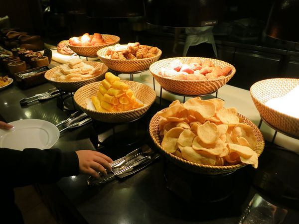 誠品-泰市場-泰式料理吃到飽-月亮蝦餅-炸區