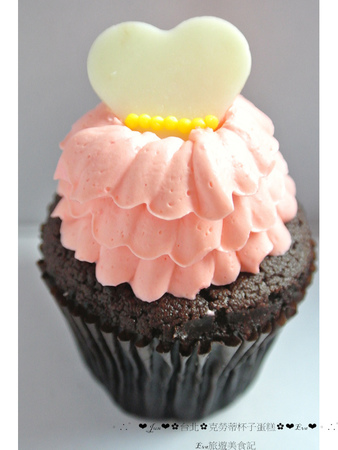 CLOUDY CUPCAKE 克勞蒂杯子蛋糕(信義誠品店):【食記】oO。。台北 京站店 克勞蒂杯子蛋糕Cloudy cupcake 媽咪夢幻清單杯子蛋糕 客製杯子蛋糕 Kitty杯子蛋糕 焦糖蘋果 皇家草莓園 紅酒蔓越莓 母親節蛋糕 母親節蛋糕新選擇,分食也好有面子~oO。o○。