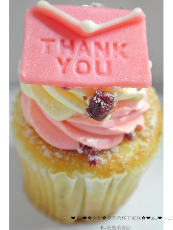 CLOUDY CUPCAKE 克勞蒂杯子蛋糕(信義誠品店):【食記】oO。。台北 京站店 克勞蒂杯子蛋糕Cloudy cupcake 媽咪夢幻清單杯子蛋糕 客製杯子蛋糕 Kitty杯子蛋糕 焦糖蘋果 皇家草莓園 紅酒蔓越莓 母親節蛋糕 母親節蛋糕新選擇,分食也好有面子~oO。o○。