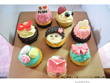 CLOUDY CUPCAKE 克勞蒂杯子蛋糕(信義誠品店):【食記】oO。。台北 京站店 克勞蒂杯子蛋糕Cloudy cupcake 媽咪夢幻清單杯子蛋糕 客製杯子蛋糕 Kitty杯子蛋糕 焦糖蘋果 皇家草莓園 紅酒蔓越莓 母親節蛋糕 母親節蛋糕新選擇,分食也好有面子~oO。o○。