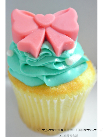 CLOUDY CUPCAKE 克勞蒂杯子蛋糕(信義誠品店):【食記】oO。。台北 京站店 克勞蒂杯子蛋糕Cloudy cupcake 媽咪夢幻清單杯子蛋糕 客製杯子蛋糕 Kitty杯子蛋糕 焦糖蘋果 皇家草莓園 紅酒蔓越莓 母親節蛋糕 母親節蛋糕新選擇,分食也好有面子~oO。o○。