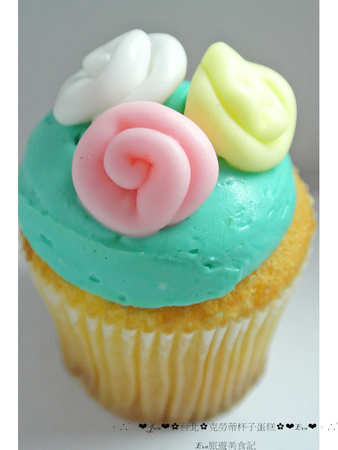 CLOUDY CUPCAKE 克勞蒂杯子蛋糕(信義誠品店):【食記】oO。。台北 京站店 克勞蒂杯子蛋糕Cloudy cupcake 媽咪夢幻清單杯子蛋糕 客製杯子蛋糕 Kitty杯子蛋糕 焦糖蘋果 皇家草莓園 紅酒蔓越莓 母親節蛋糕 母親節蛋糕新選擇,分食也好有面子~oO。o○。