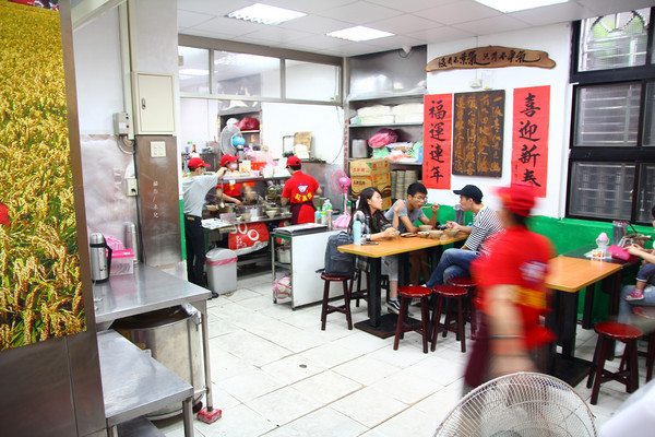 天然紅豆腐豬血湯(原豬屠口昌吉街豬血湯)：【台北市大同區。小吃】紅昌吉 天然紅豆腐豬血湯(昌吉店) 多間新聞報導採訪 台北古早味