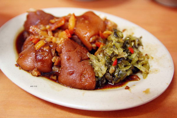 天然紅豆腐豬血湯(原豬屠口昌吉街豬血湯)：【台北市大同區。小吃】紅昌吉 天然紅豆腐豬血湯(昌吉店) 多間新聞報導採訪 台北古早味