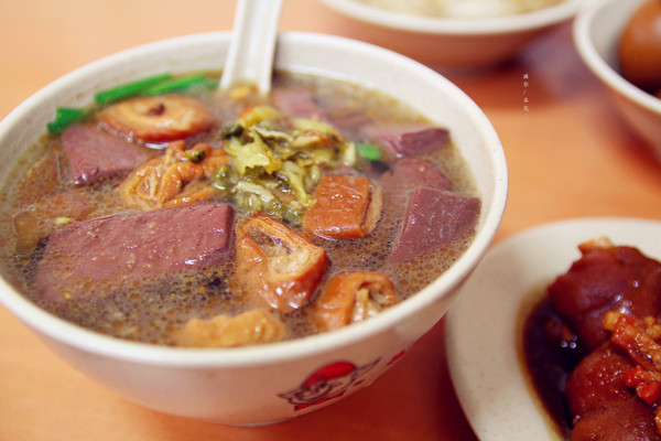 天然紅豆腐豬血湯(原豬屠口昌吉街豬血湯)：【台北市大同區。小吃】紅昌吉 天然紅豆腐豬血湯(昌吉店) 多間新聞報導採訪 台北古早味