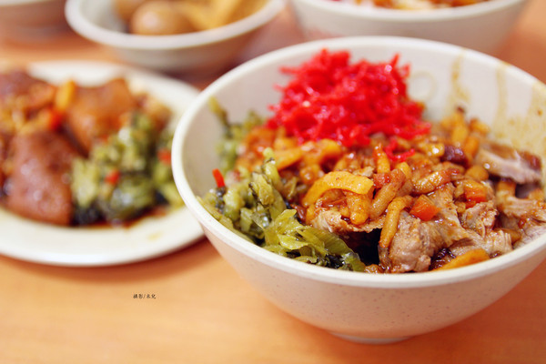 天然紅豆腐豬血湯(原豬屠口昌吉街豬血湯)：【台北市大同區。小吃】紅昌吉 天然紅豆腐豬血湯(昌吉店) 多間新聞報導採訪 台北古早味