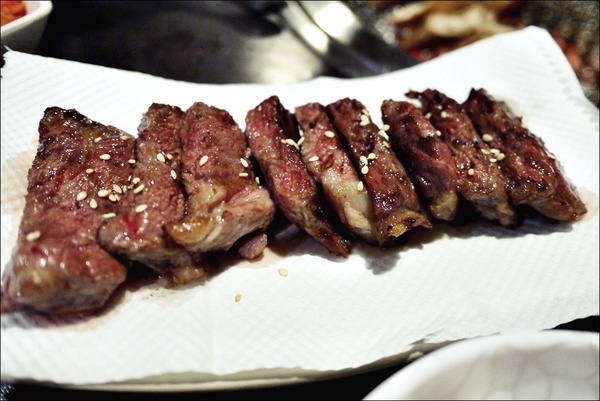 燒肉眾精緻炭火燒肉：烤物有特色、擺盤具匠心，適合上班族的休閒夜烤【燒肉眾精緻炭火燒肉】