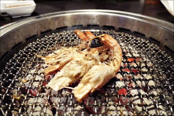 燒肉眾精緻炭火燒肉：烤物有特色、擺盤具匠心，適合上班族的休閒夜烤【燒肉眾精緻炭火燒肉】