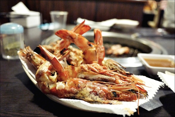 燒肉眾精緻炭火燒肉：烤物有特色、擺盤具匠心，適合上班族的休閒夜烤【燒肉眾精緻炭火燒肉】