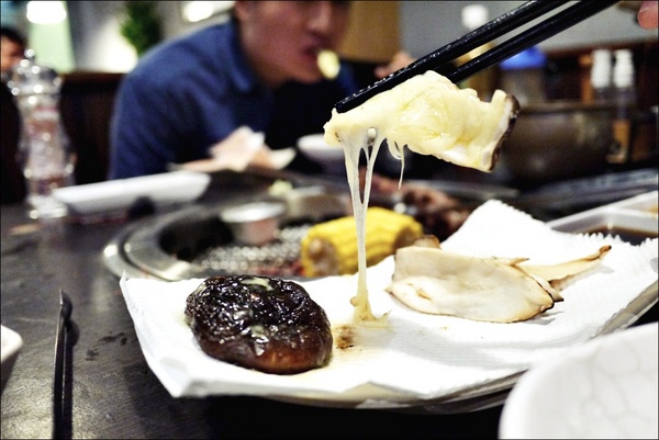 燒肉眾精緻炭火燒肉：烤物有特色、擺盤具匠心，適合上班族的休閒夜烤【燒肉眾精緻炭火燒肉】